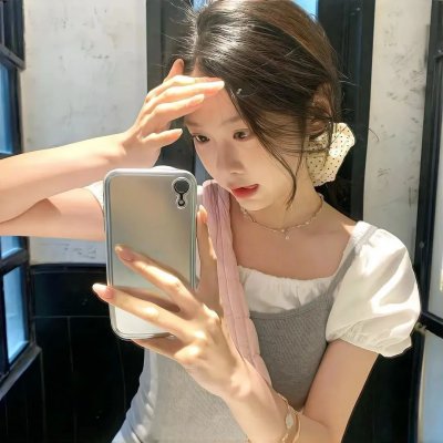 戴流苏耳环的少女